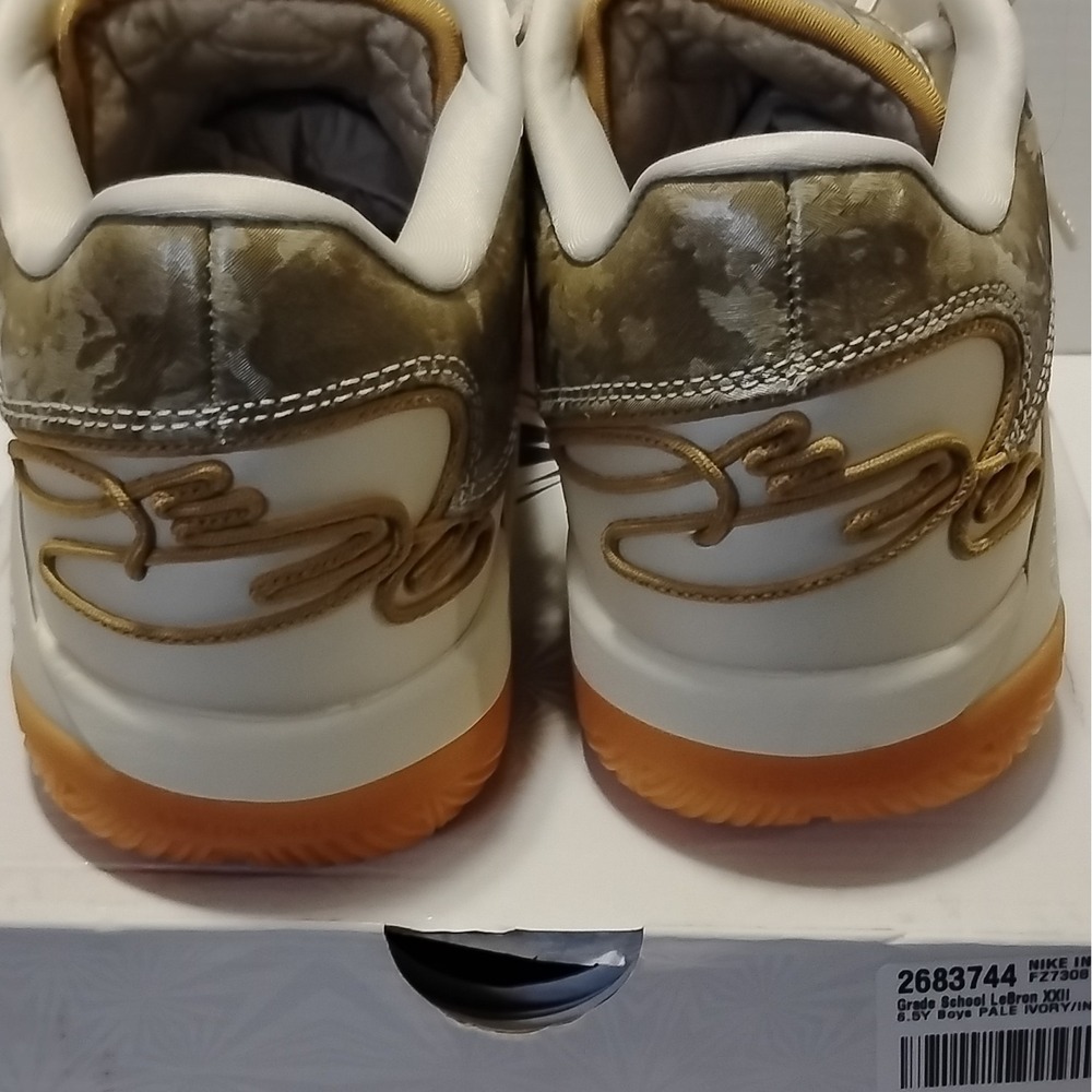 Nike LeBron XXII KC (GS) Sneaker "King of the Court" 6.5Y FZ7308-100 - Picture 6 of 6